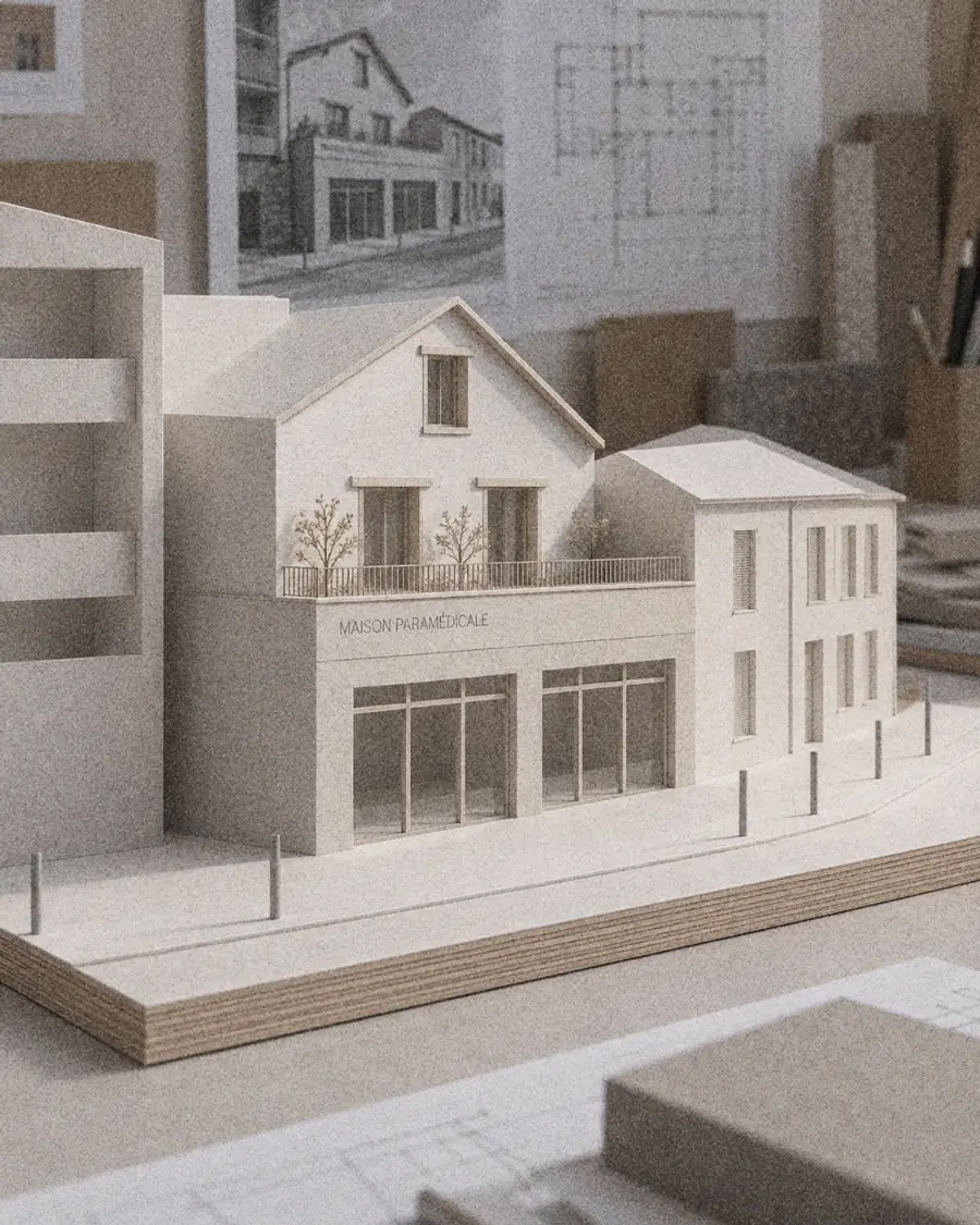 Maquette d’étude de la maison paramédicale, devant les dessins et les plans du projet